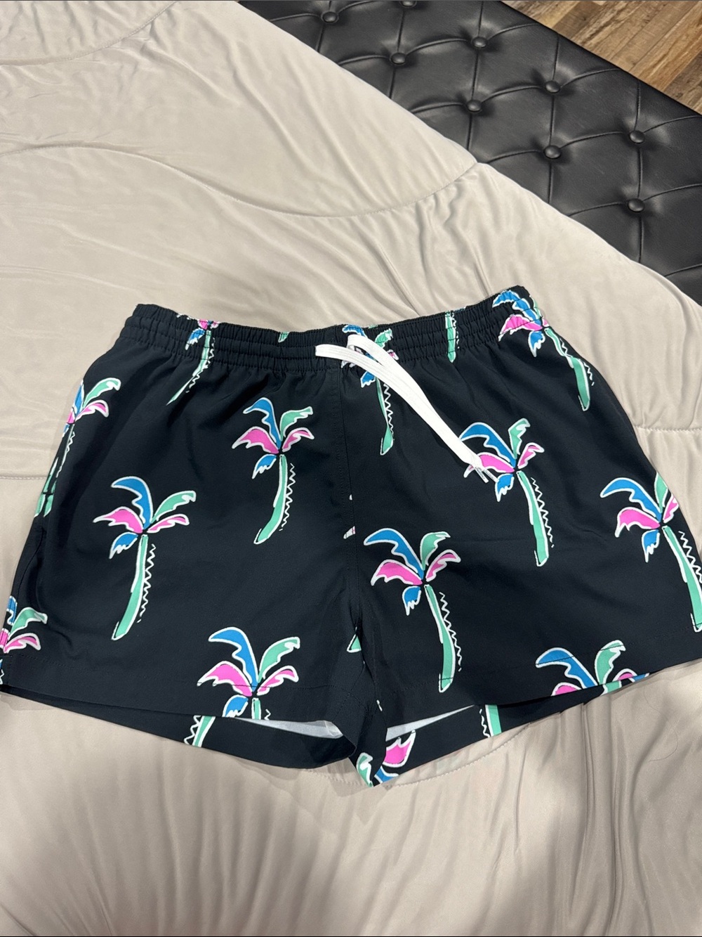 Men's Chubbies 4” Black Palm-Print Swim Shorts